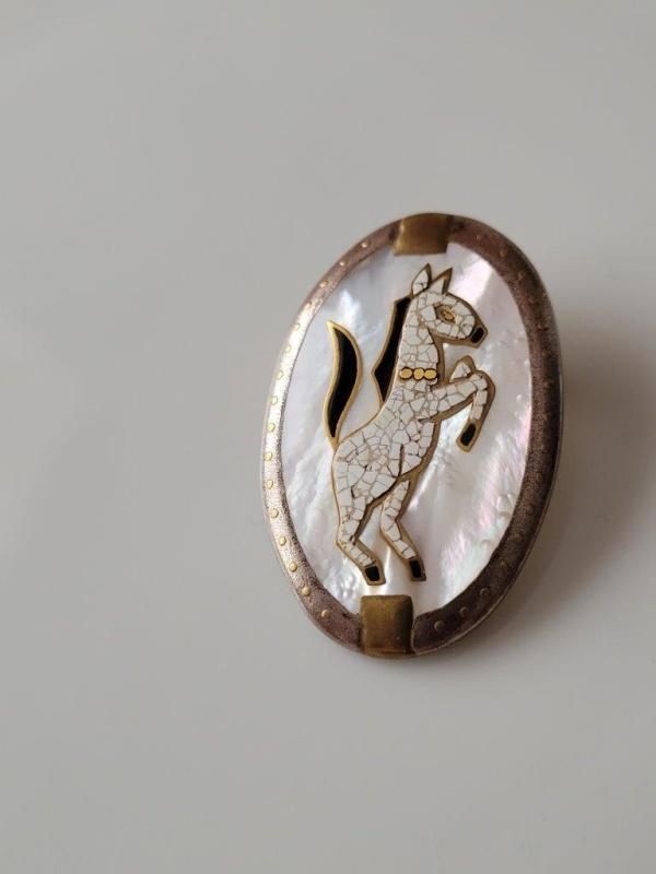 classic ko（クラシックコー） ブローチ “白い馬のブローチ” - バナナ