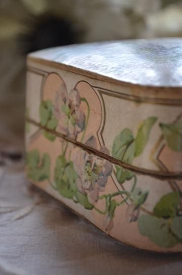 ルーブル百貨店のスミレの石鹸箱【パディントン】｜ブロカント