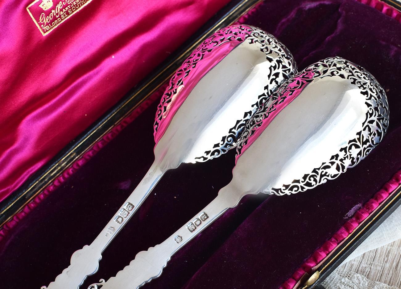 英国アンティーク銀器【純銀】1896年 透かしのサービングスプーンペア