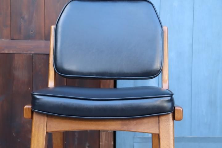 ACME FURNITURE(アクメファニチャー)の曲線を描いたウッドフレーム特徴