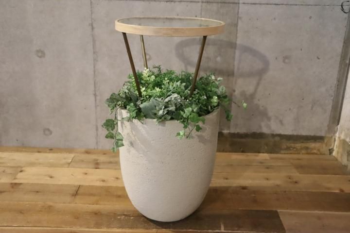 鮮やかなグリーンが美しいサイドテーブル。本物の植物のような造花の