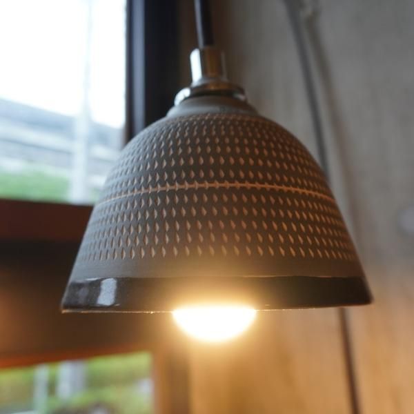 小さな陶器製のランプシェードです。和モダンな印象の小ぶりな