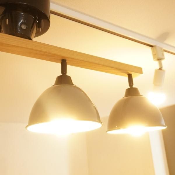 unico(ウニコ)のGENDER WOOD ROD 4灯シーリングランプ。向きや角度が