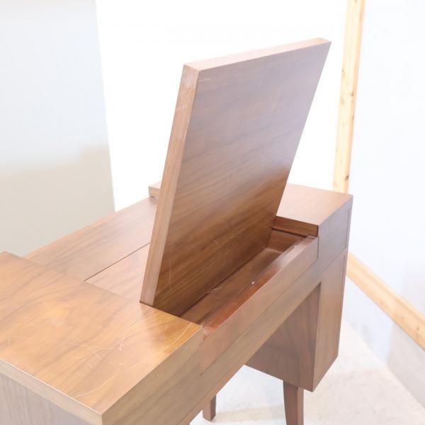 IDEE(イデー)のウォールナット e.a.u DRESSER(エアウドレッサー)です