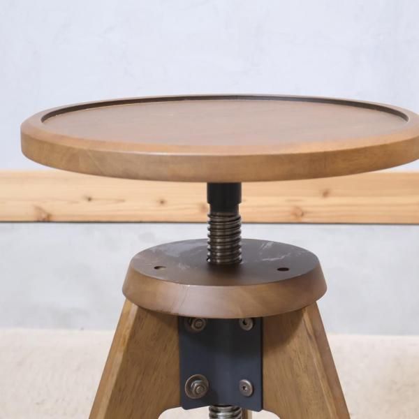 unico(ウニコ)のVIZ(ヴィズ) 回転スツールです。高さ調整も可能で