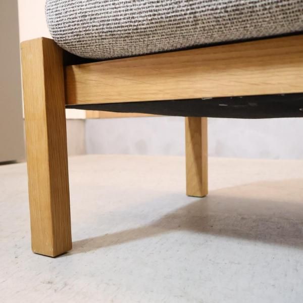 unico(ウニコ)のTABER(テイバー)シリーズのオットマンです。緩やかな