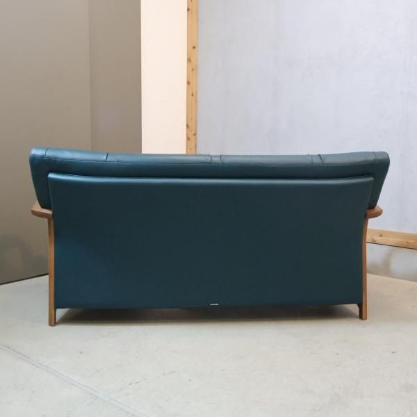 人気のkarimoku(カリモク家具)よりWT33シリーズ、本革を使用した3人