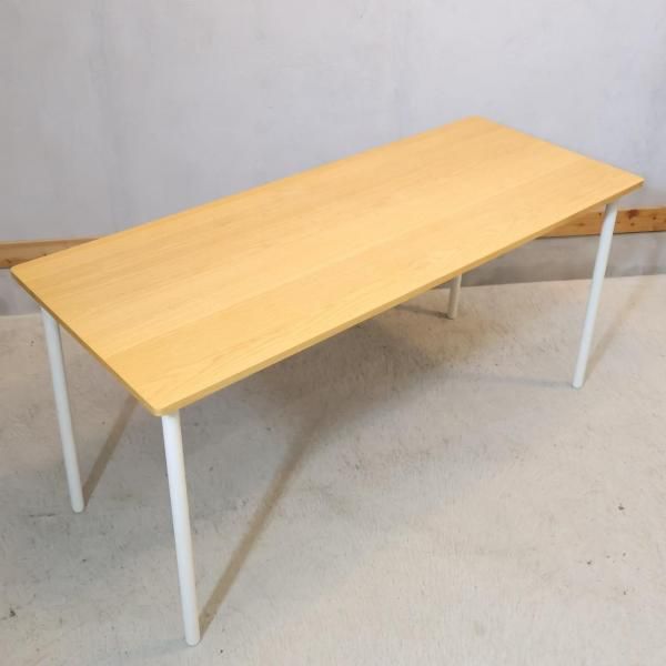 オーク材を使用した無印良品のパーソナルデスク。ホワイトのスチール脚