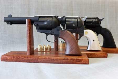 SAA専用の木製ハンドガンスタンドです。