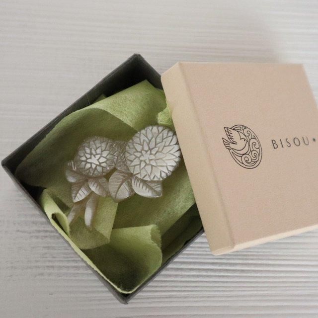 BISOU* シロツメクサ2輪 水牛 ブローチ ハンドメイド作家 | aoi door