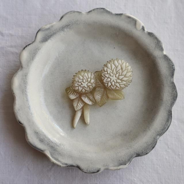 BISOU* シロツメクサ2輪 水牛 ブローチ ハンドメイド作家 | aoi door