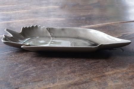 レ4 トリケラトプスのお皿（貫入/釉ヒビあり） - 益子焼の小さな窯元