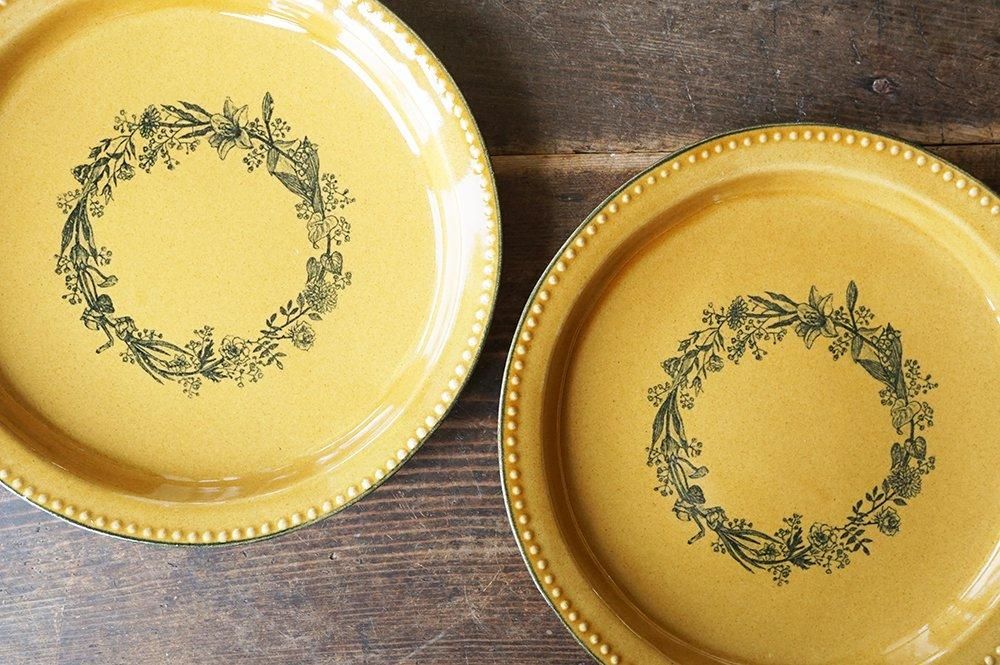 ワ11 キャメル ラウンド洋皿 ドット 誕生花のリース - 益子焼の