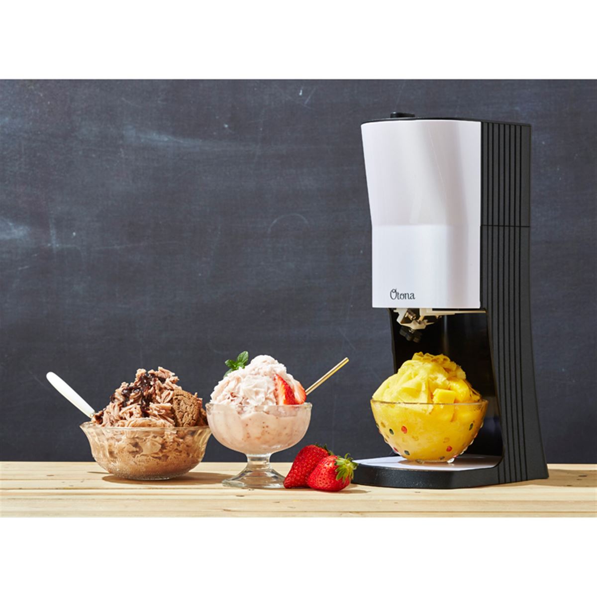 ドウシシャ、削りやすさを向上させた「電動ふわふわ とろ雪かき氷器