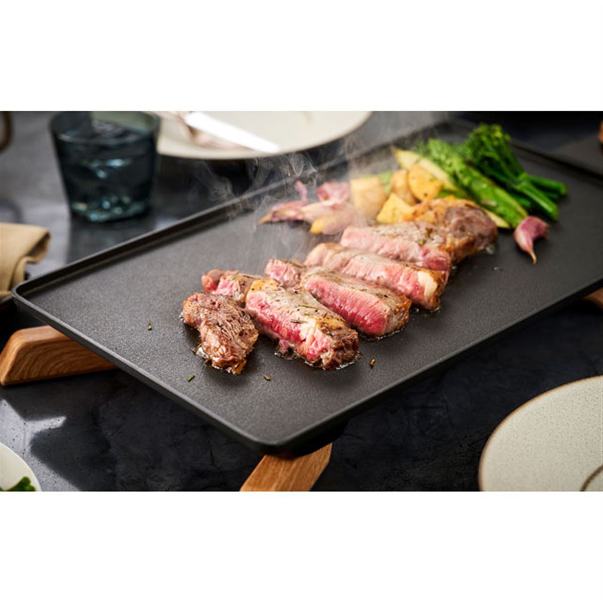 アイリスオーヤマ、最薄部10mmの「薄型ホットプレート」を本日5/10発売