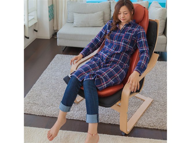 もみ、たたき、指圧、振動”対応の薄型折りたたみ式マッサージチェア