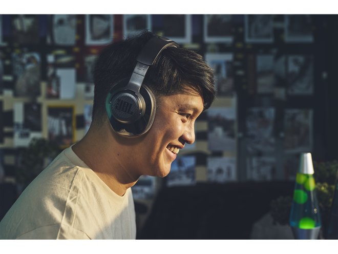 JBL、デュアルワイヤレスに対応したゲーミングヘッドセット「Quantum