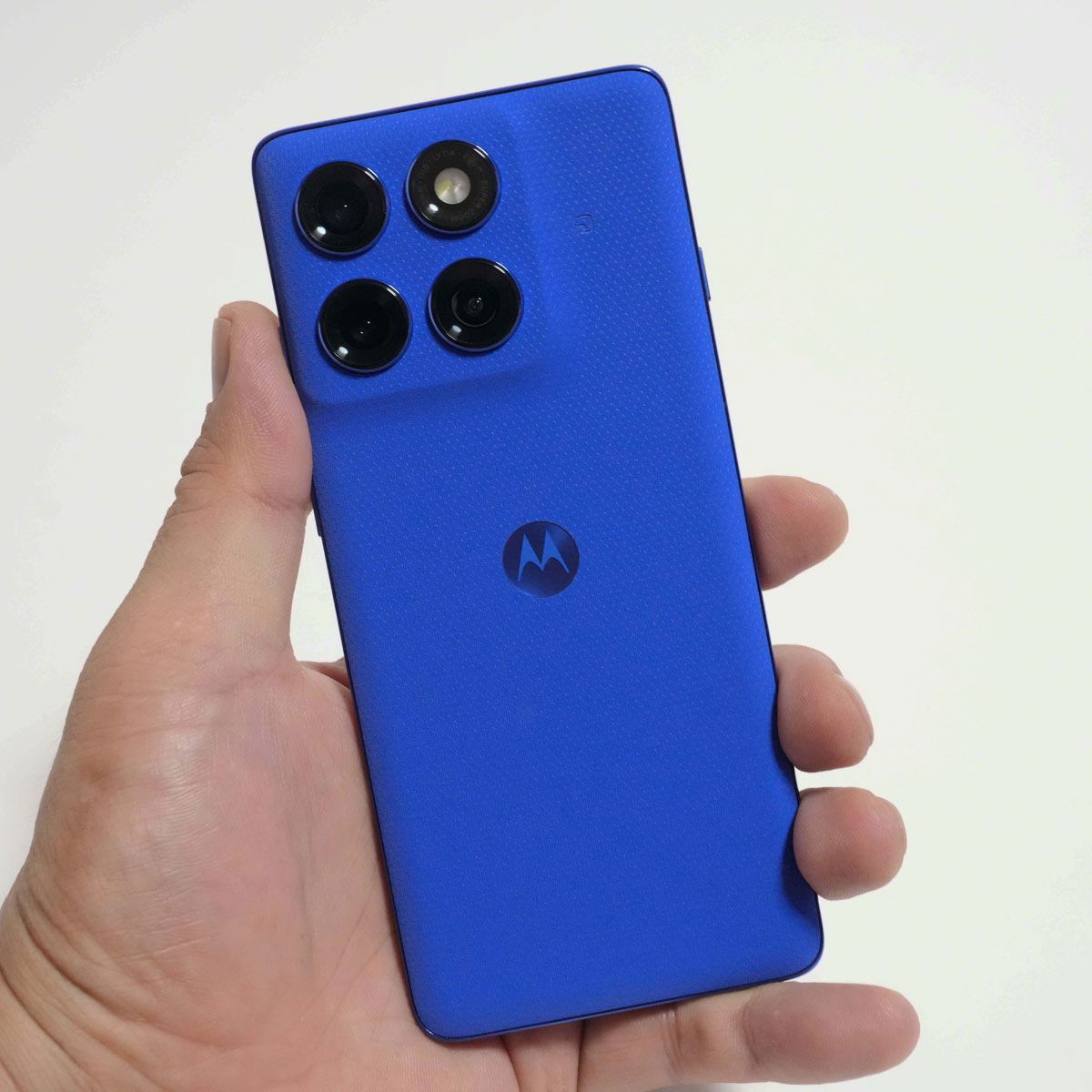 AIとカメラが魅力！ 7万円台のミドルハイ機「motorola edge 60 pro