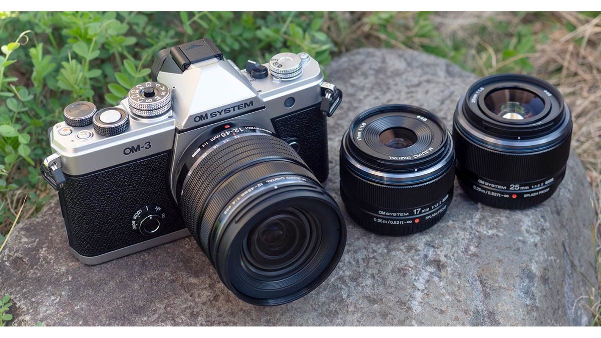 スタイリッシュな「OM SYSTEM OM-3」とともに小田原の“早咲きの桜”に