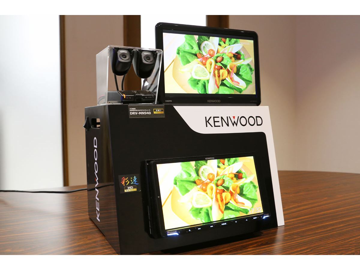 ドラレコもリアモニターも美しいハイビジョンで！フルHDで前後2カメラ