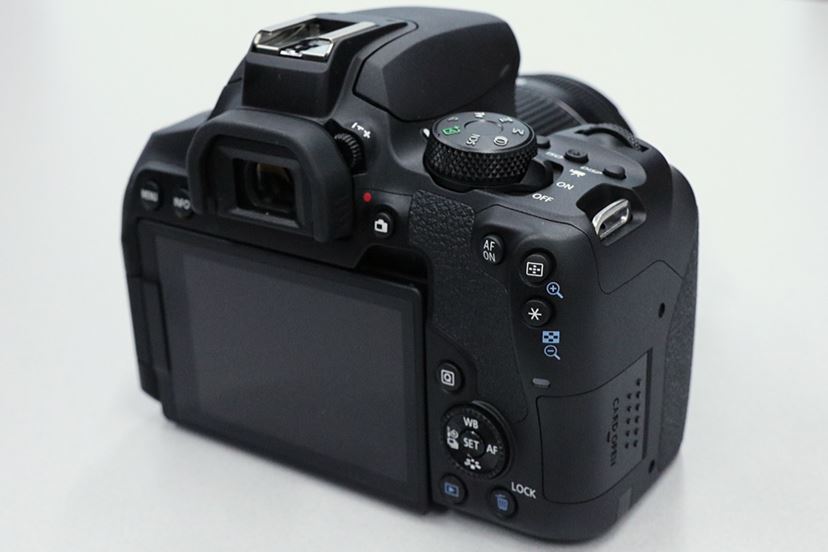キヤノンが「EOS Kiss X10i」を発表！ 全画像自動転送の新サービス