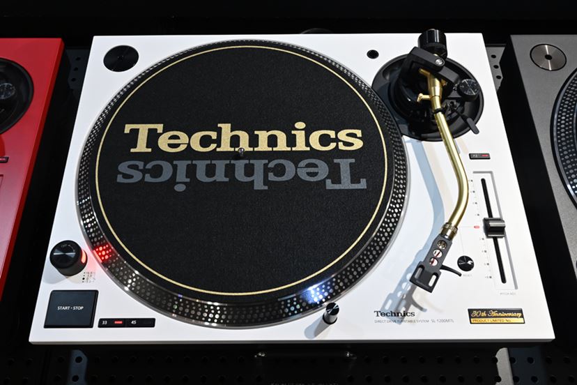 全7色のカラバリ展開！ Technicsの映えるアナログターンテーブル「SL
