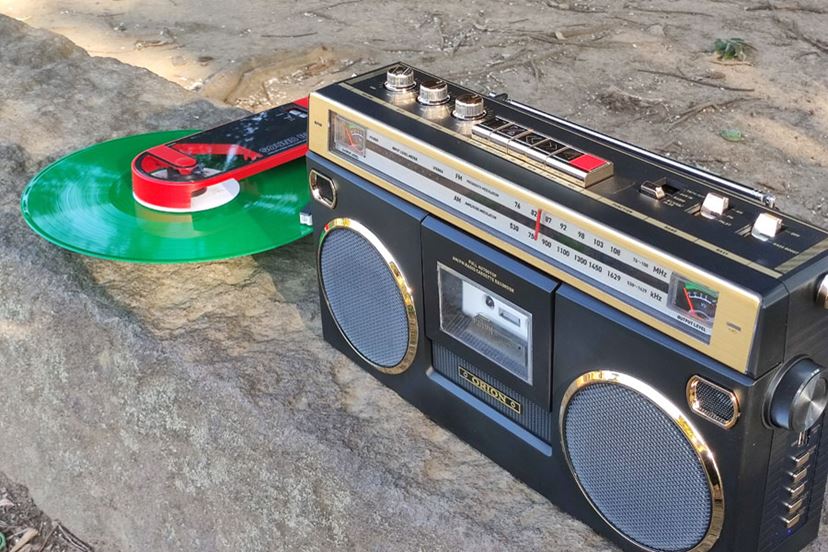 レトロな見た目なのに機能は最新なORIONのラジカセ「SCR-B7」で懐かし