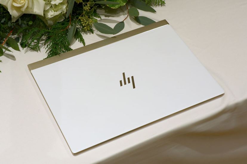 日本HP、第8世代Core搭載のスリムな“白パソ” 「Spectre 13」を発表