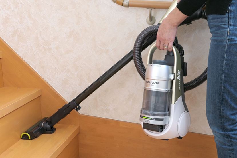階段もラクラク！ とにかく軽いシャープのコードレスキャニスター掃除