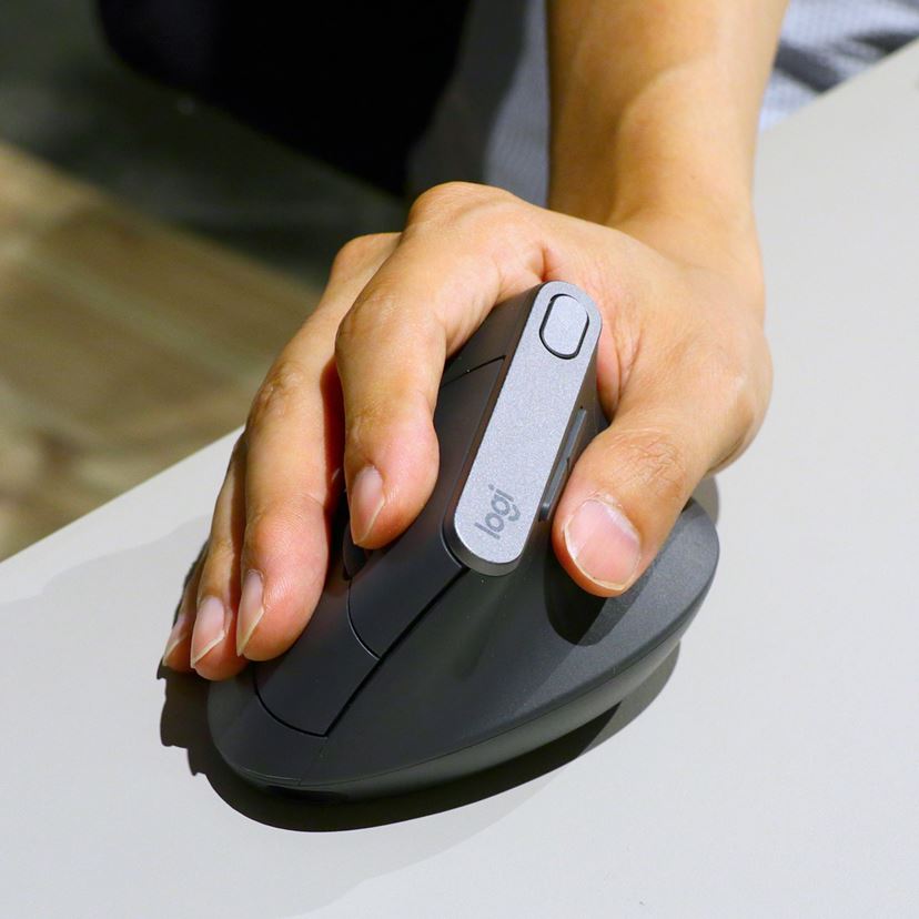 ロジクール初の縦型マウス「MX Vertical」登場！ 肩こりや腱鞘炎に悩む
