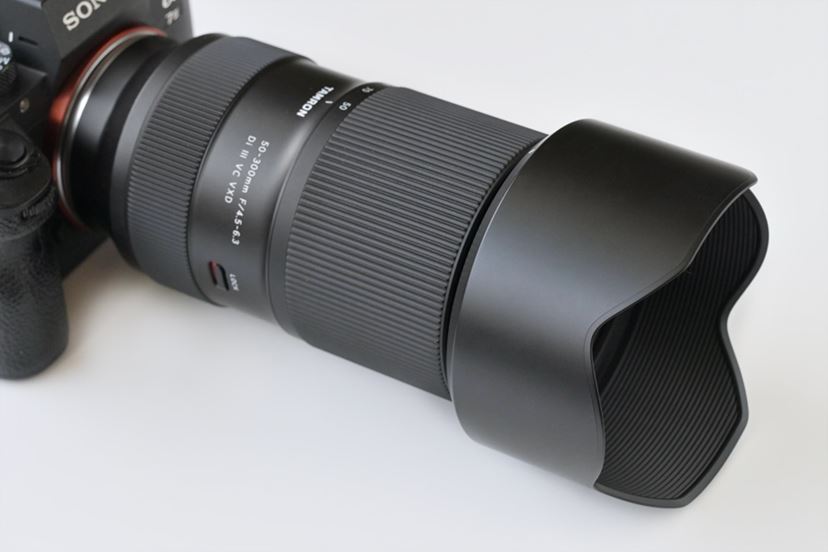 50mmスタートの最軽量・望遠ズームがタムロンから登場！ いち早く