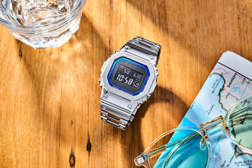 ブルーダイヤルが映えるフルメタル「G-SHOCK」は夏のエースを張る“万能