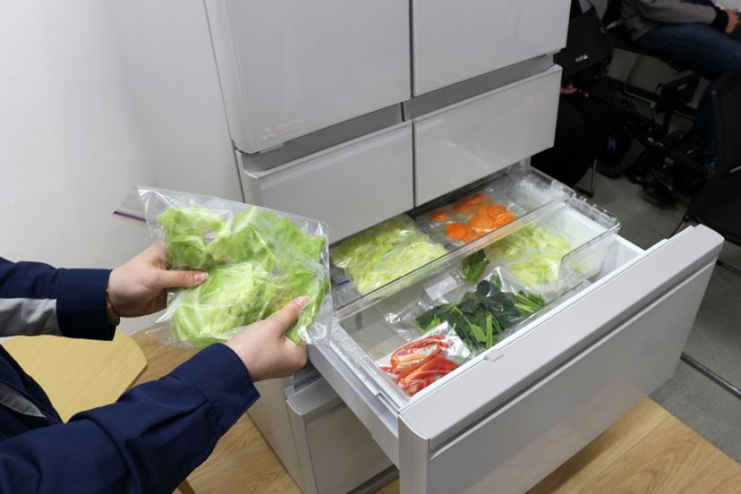 冷凍した野菜が手でパラパラに砕ける！ 三菱電機の新しい冷凍機能