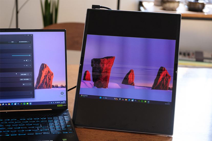 17.3型がこのサイズに!? 折りたためるポータブルモニターASUS