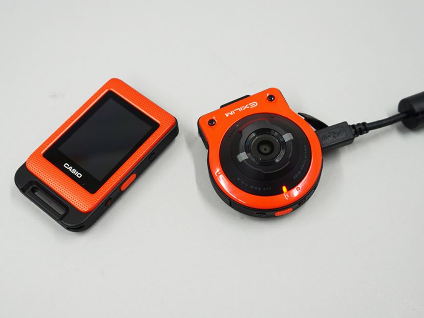 カメラとモニターが離れるカシオ「EX-FR10」の“自由な撮影”ってどんな