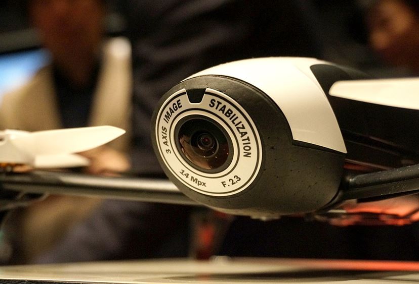 コンパクトな新ドローン「Parrot Bebop 2」発表！ 飛行時間が25分間に