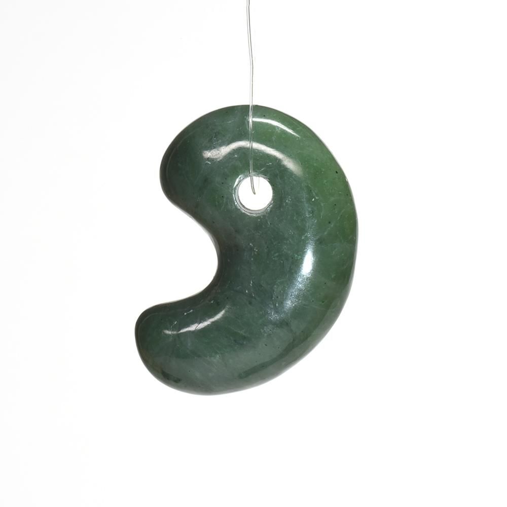 日本の石]日高翡翠 勾玉 27mm #NN030 - プレミアム天然石専門店