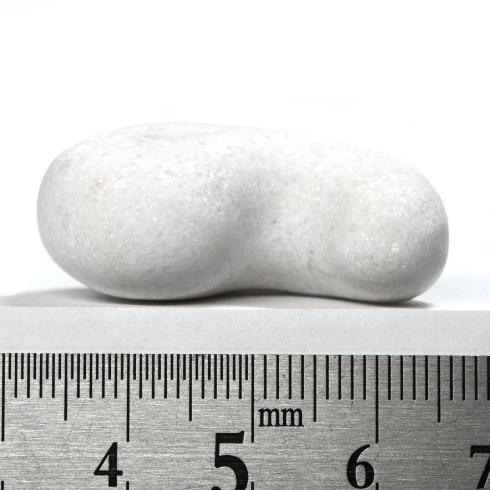 秋吉石灰岩[白] 勾玉 33mm #QG029 日本の石 山口県 - プレミアム天然石