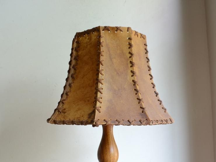 ヴィンテージ レザーシェード 木製テーブルランプ（H42.5cm