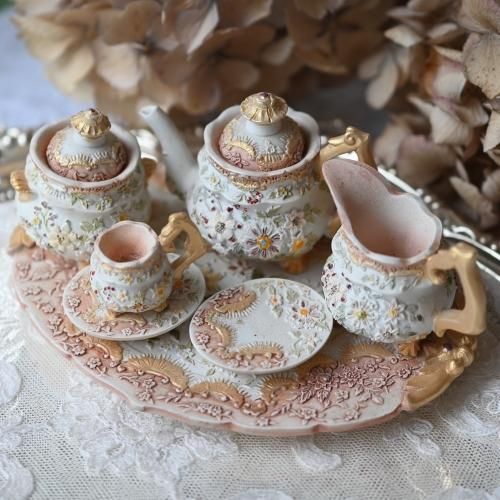 レジン製 優しい色合いのミニチュア ティーセットをイギリス