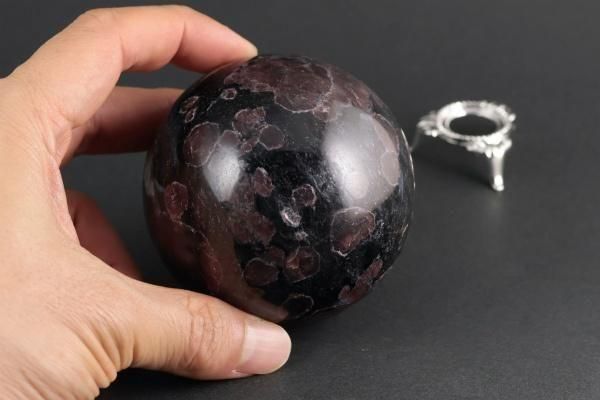 ガーネット イン ヌーマイト 丸玉 62mm｜天然石 通販のキラリ石