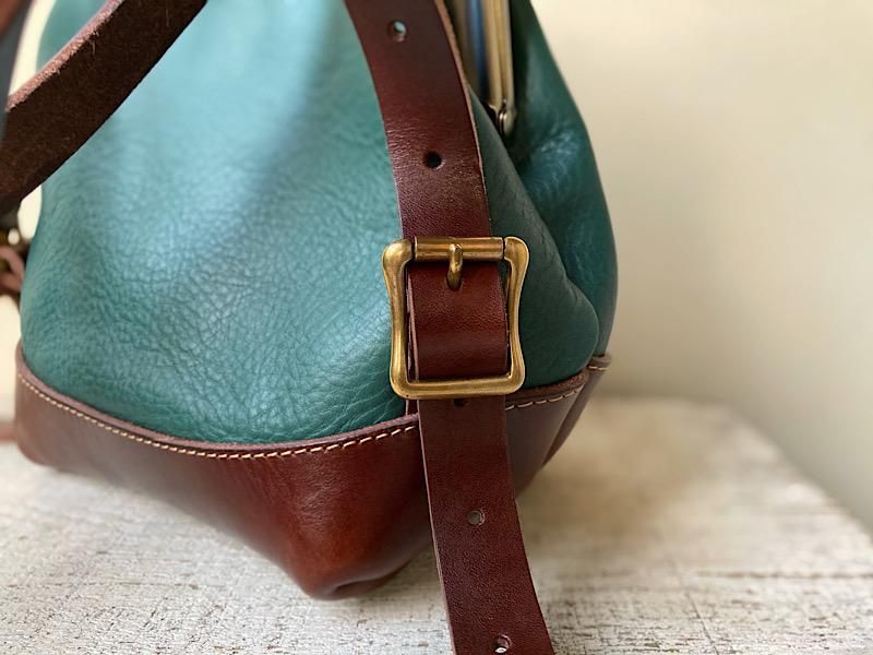 イタリアンレザー×栃木レザーのがまぐちミニリュック（ターコイズ