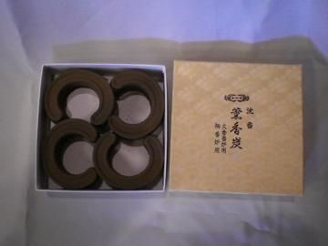 沈香 薫香炭 馬蹄型 大 - お香・線香・和蝋燭の専門店「青木玉初堂
