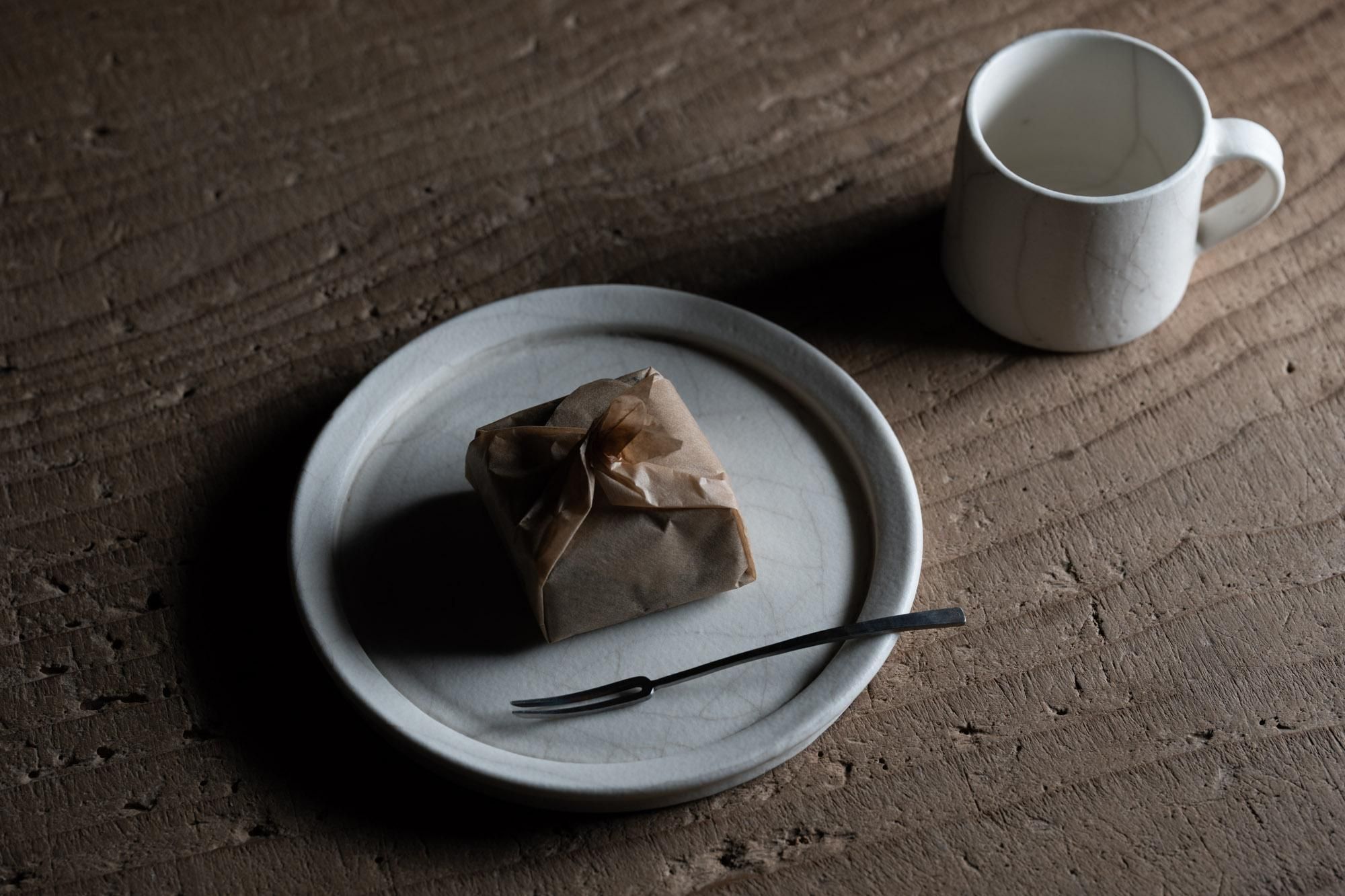 リム皿/貫入（M）｜megumi tsukazaki（塚崎愛）｜紡ぎ舎（つむぎや）