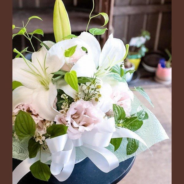 お悔み・お供え】ユリとリボンのフラワーアレンジ Mサイズ‐サムライ