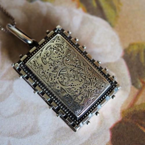 イギリス製 アンティークシルバー ヴィクトリア朝ロケットペンダント