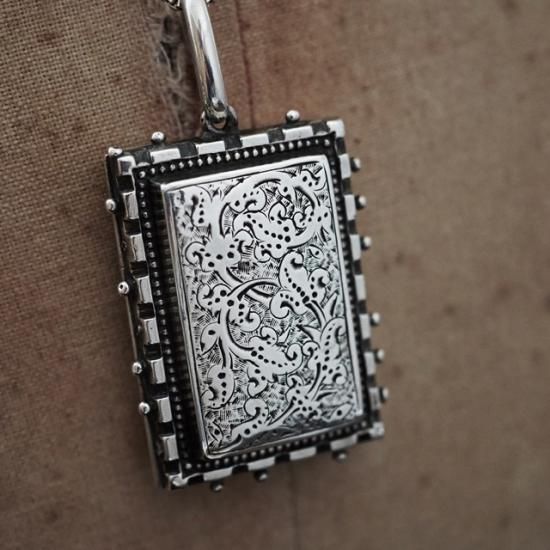 イギリス製 アンティークシルバー ヴィクトリア朝ロケットペンダント