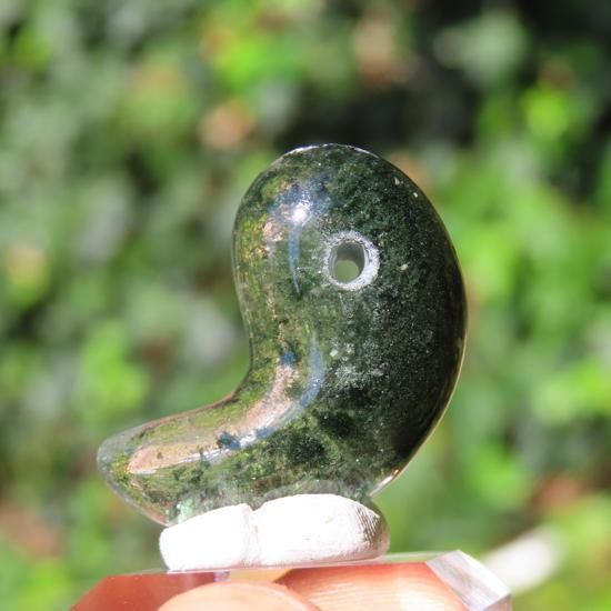 ガネーシュヒマール産クローライト(緑泥石)水晶 勾玉 ｜Mabolocci