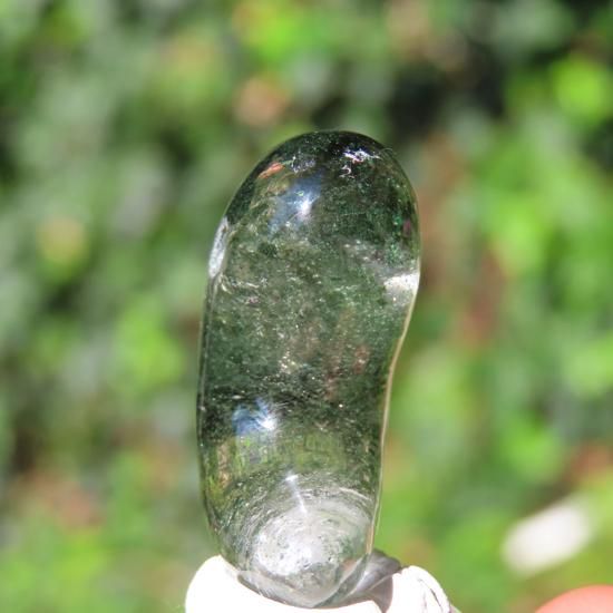 ガネーシュヒマール産クローライト(緑泥石)水晶 勾玉 ｜Mabolocci