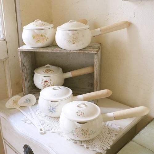 イマン パンジーの片手鍋 | クルクル使いやすい小魔女の鍋 - シャビー